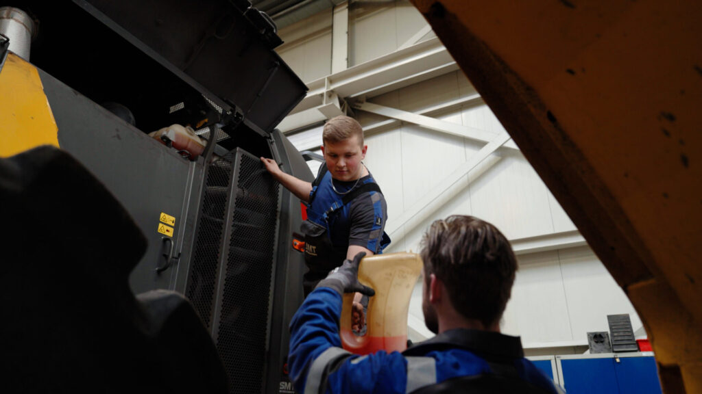 Werken-bij-SMT-vacatures-techniek-grondverzet-bouwmachines-graafmachines-bedrijfsschool BBL Leerling monteur