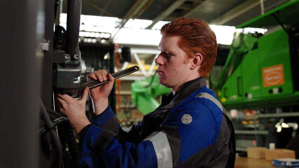 Werken-bij-SMT-vacatures-techniek-grondverzet-bouwmachines-graafmachines-bedrijfsschool BBL Leerling monteur