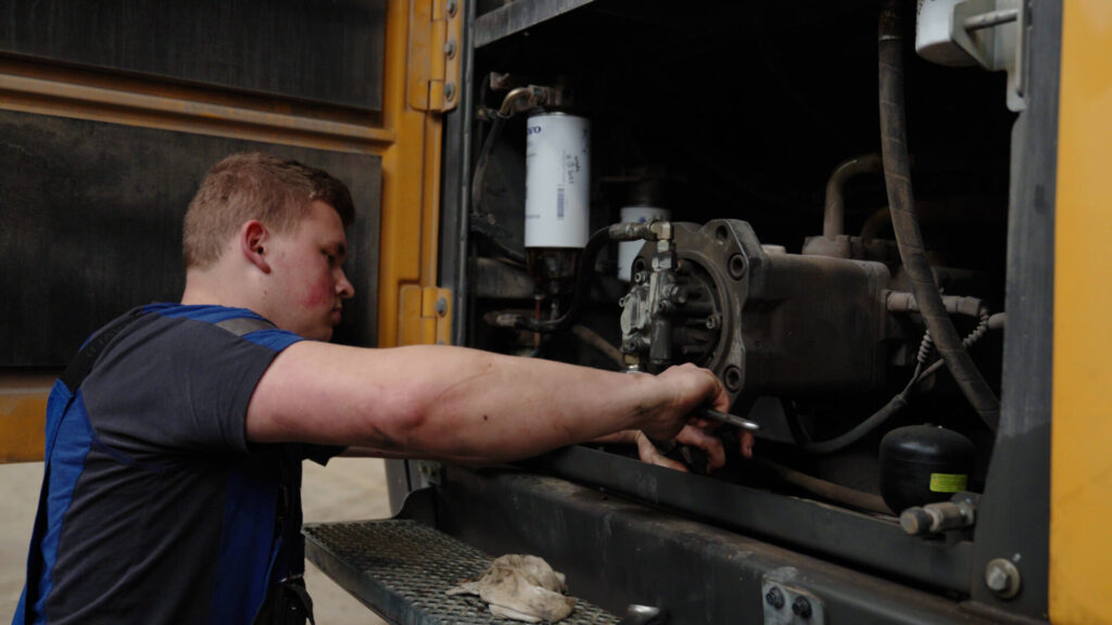 Werken-bij-SMT-vacatures-techniek-grondverzet-bouwmachines-graafmachines-bedrijfsschool BBL Leerling monteur
